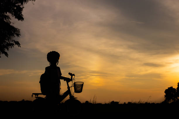 istock Silhouette of happy children with bicycle 1089627388
