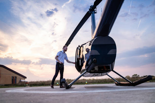pilota di elicottero che chiude la porta del veicolo - helipad foto e immagini stock