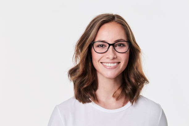 lunettes fille en blanc - portrait femme beauté brune sourire fond studio photos et images de collection