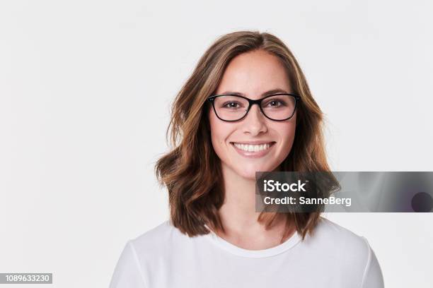 Glazen Meisje In Wit Stockfoto en meer beelden van Alleen één vrouw - Alleen één vrouw, Glimlachen, Portretfoto