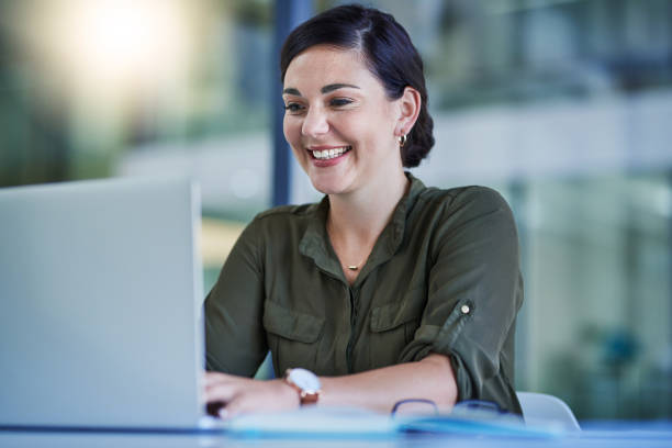 istock Just got to send out a few emails 1089657386