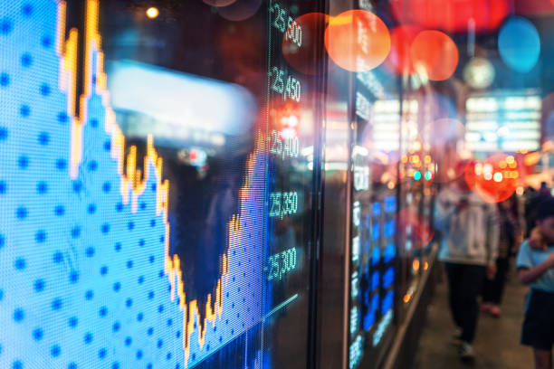 finanzielle börse markt bildschirm anzeigetafel auf der straße - außenaufnahme von gebäuden grafiken stock-fotos und bilder