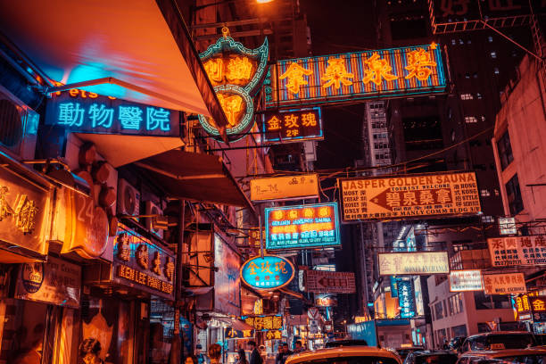 neon schilder in hongkong, china in der nacht - store market china city street stock-fotos und bilder
