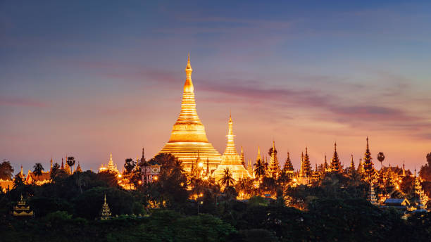 шведагон пагода закат янгон мьянма панорама - yangon стоковые фото и изображения