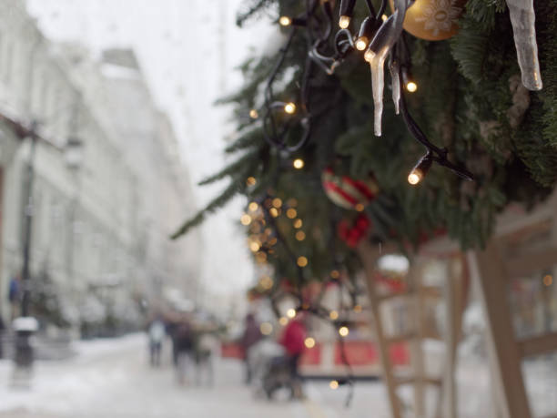 istock Christmas tree on city street 1089680114