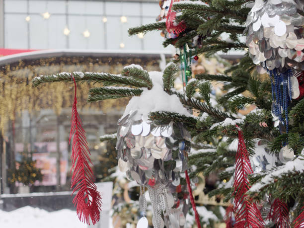 istock Christmas tree on city street 1089680190