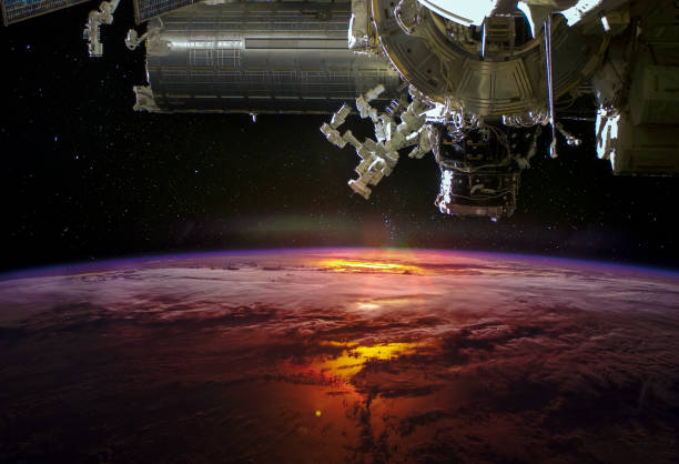 immagine collage con il pianeta terra dallo spazio e dall'astronave sopra. elementi di questa immagine forniti dalla nasa. - satellite view earth globe sunrise foto e immagini stock