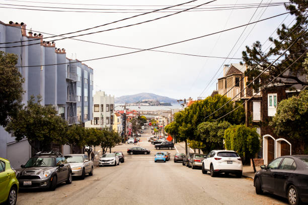istock Alcatraz from Lombard Street 1089684974