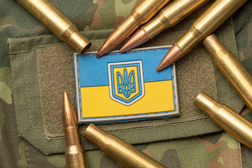 balas en el fondo de la bandera ucraniana del combate. Símbolo de camuflaje del ejército ucraniano photo