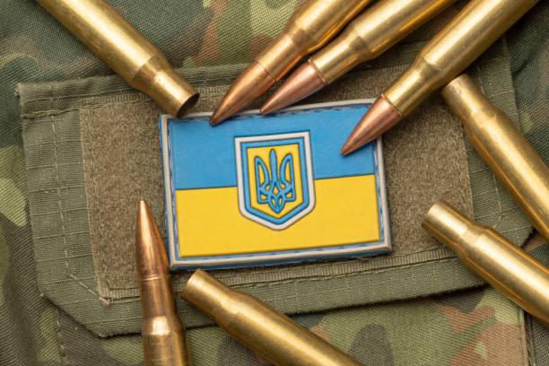 ウクライナの旗の背景に戦闘の行頭文字。ウクライナ軍の迷彩のシンボル - armed forces kyiv ukraine eastern europe ストックフォトと画像