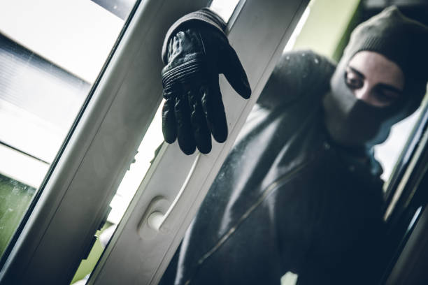 взломщик взлом в дом - burglary broken window door стоковые фото и изображения