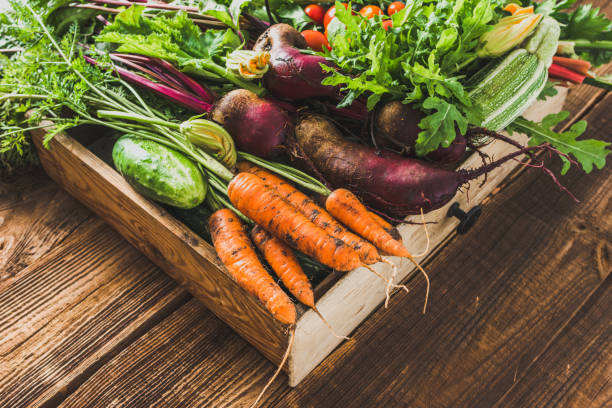 新鮮な野菜、農家市場に有機農産物。木製のテーブルのボックスで野菜。 - beet vegetable box crate ストックフォトと画像