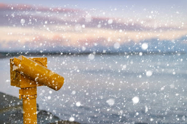 śnieg padający na żółty teleskop pay-per-view na promenadzie w bridlington w anglii. - moody sky outdoors digital composite sunset zdjęcia i obrazy z banku zdjęć