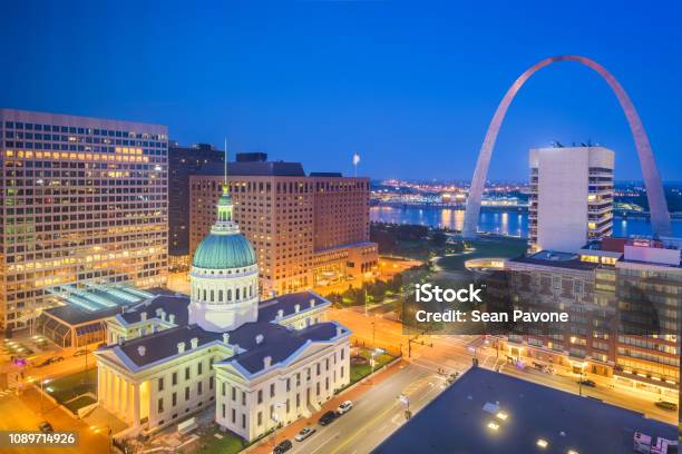 セントルイスミズーリ州アメリカ合衆国アーチと夕暮れ時に裁判所でダウンタウンの街並み アメリカ中西部のストックフォトや画像を多数ご用意