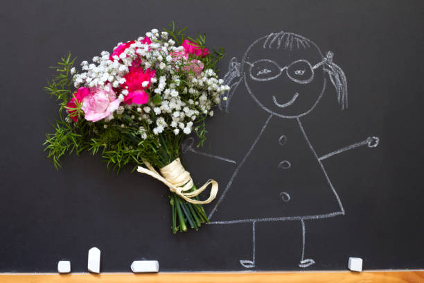 девушка с букетом цветов на доске учитель день абстрактной концепции - с днем учителя стоковые фото и изображения