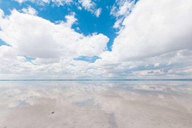 istock Turkey, Salt Lake, Salt, Cloud and Sky 1089720898