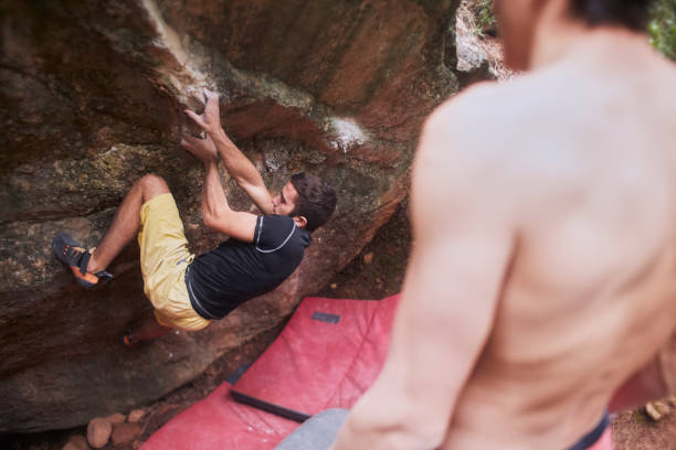 sportowcy wspinaczki i bouldering na zewnątrz. - crashpad zdjęcia i obrazy z banku zdjęć