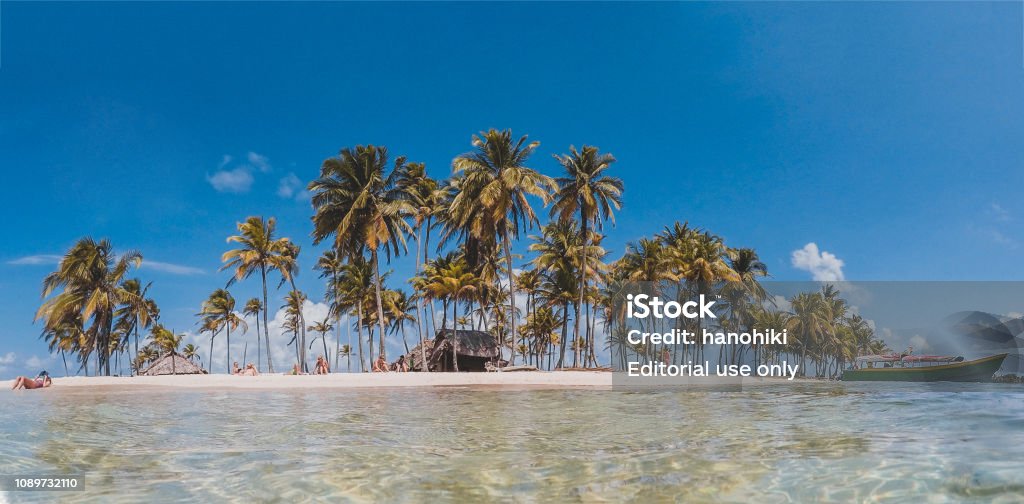 pequeña isla tropical con palmeras - paraíso de vacaciones de verano- - Foto de stock de Islas San Blas libre de derechos