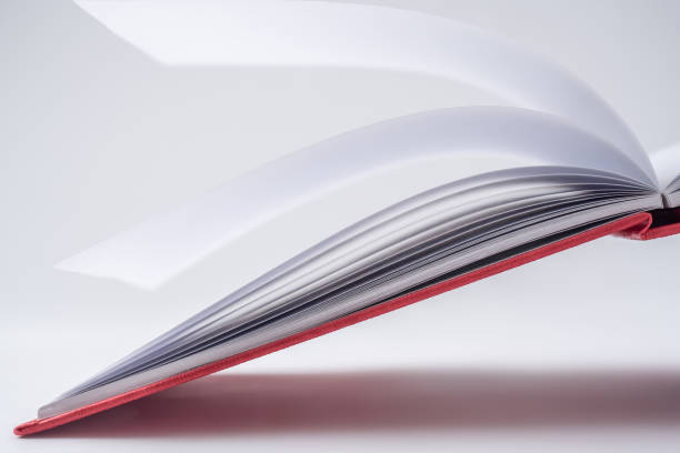 perspektive rote notizbuch mit geöffneten seite - book open page hardcover book stock-fotos und bilder