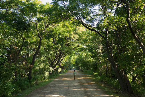 Mujer camina sombra Constanera Sur ecológico reserva Buenos Aires Argentina photo