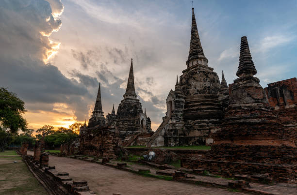 três grandes estupas dominam no wat phra si sanphet, ayutthaya, tailândia. - sanphet palace - fotografias e filmes do acervo