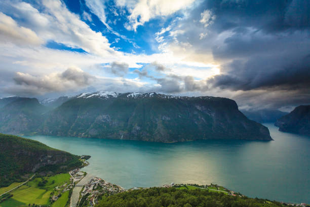 vue sur les fjords et la vallée de aurland en norvège - aurlandfjord photos et images de collection