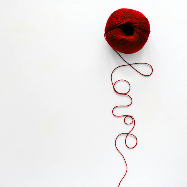 concetto creativo. parola di kate e love da filato di maglieria rosso su sfondo bianco in legno. lay piatto. vista dall'alto. festa di san valentino - wool thread red string foto e immagini stock