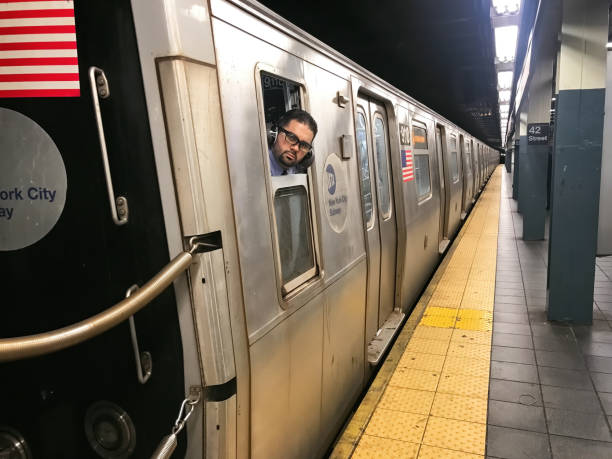 conducteur de métro - subway station subway train new york city people photos et images de collection