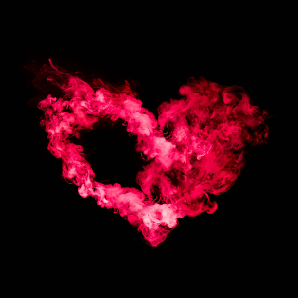 forma del cuore dal fumo rosso - foto stock