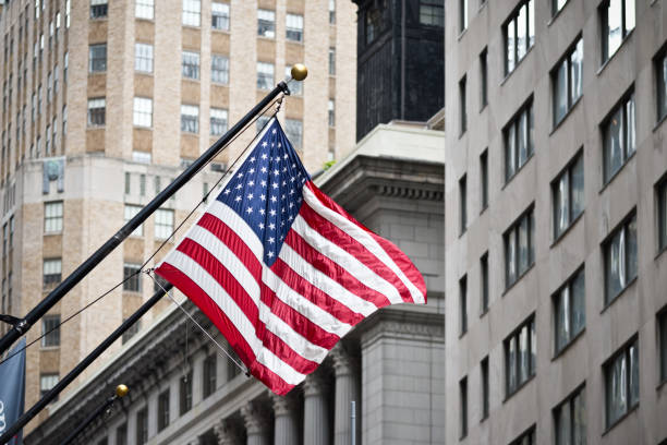 wall street amerikanische flagge im financial district von lower manhattan - wall street new york stock exchange american flag manhattan financial district stock-fotos und bilder