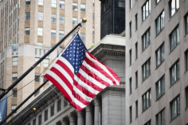 ウォールストリート アメリカ国旗より低いマンハッタンの金融地区 - lower downtown ストックフォトと画像