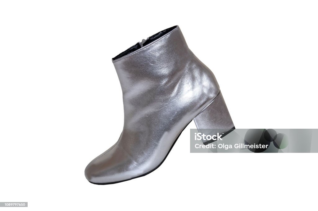 Botas De Mujer Y Zapatos Un Botas Plata Femenina Par Aislado Sobre Fondo Blanco Cuero Zapato Moda Nueva Colección 2019 Foto de stock y banco de de Bota - iStock
