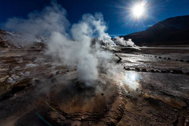 вулканическая область - гейзер - эль татио - геотермальная энергия - geyser nature south america scenics стоковые фото и изображения