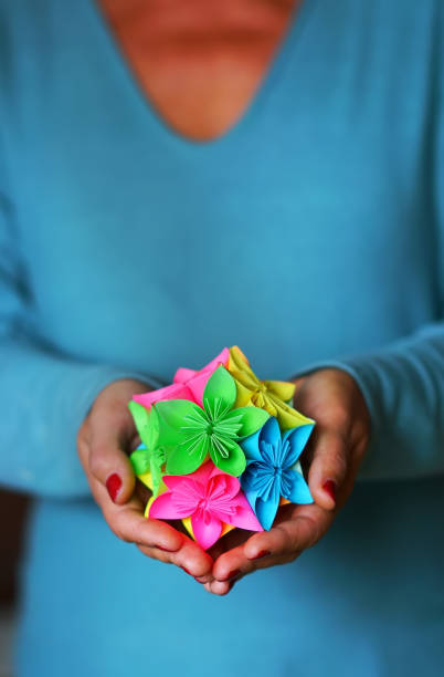 кусудама оригами, держась за руки - kusudama стоковые фото и изображения