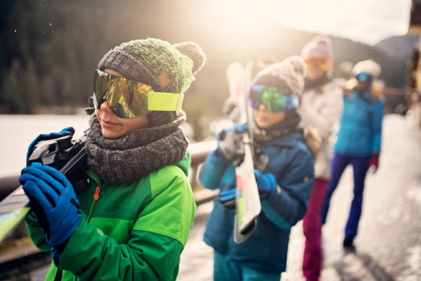 family walking with skis on sunny winter day - family skiing ski vacations imagens e fotografias de stock