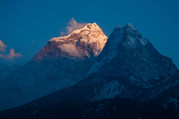 cima della montagna himalayana ama dablam (6814 m) al tramonto. nepal - screes foto e immagini stock