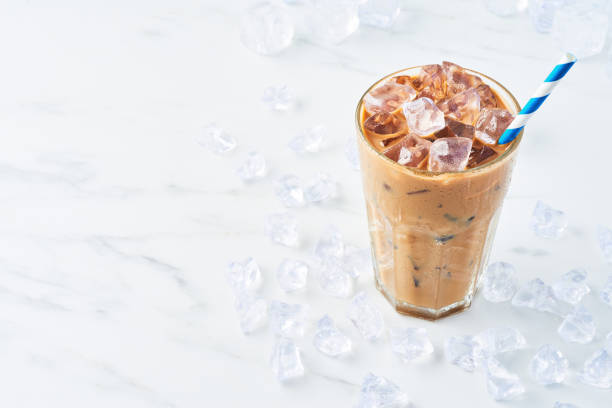letni napój lodowa kawa ze śmietaną w wysokiej szklance ze słomką - latté cafe macchiato glass cappuccino zdjęcia i obrazy z banku zdjęć