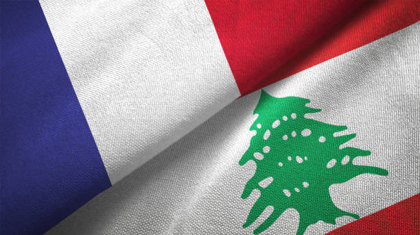 libanon und frankreich zwei fahnen zusammen realations textil tuch stoff textur - lebanese flag stock-fotos und bilder