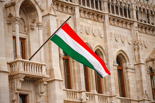 Bandera de Hungría en el edificio del Parlamento en Budapest photo