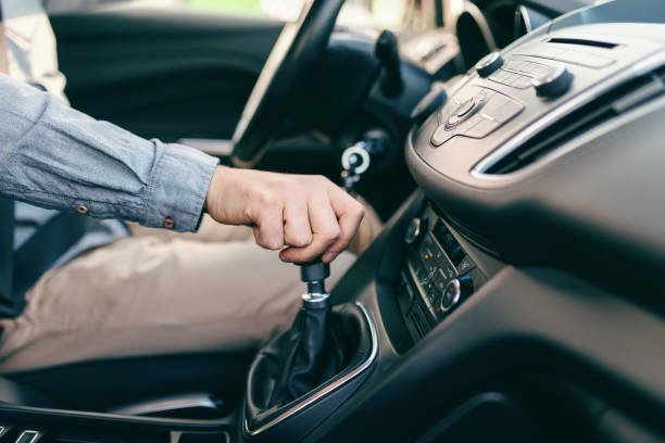 perto de um homem caucasiano, segurando a mão na alavanca de mudanças. - car driving men reversing - fotografias e filmes do acervo