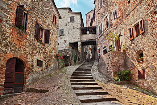 Anghiari, Arezzo, Toscana, Italia: callejón viejo en el pueblo medieval photo