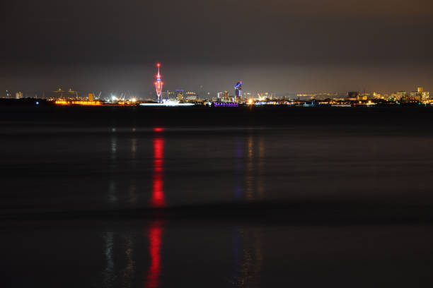 portsmouth city lights at night - ryde imagens e fotografias de stock