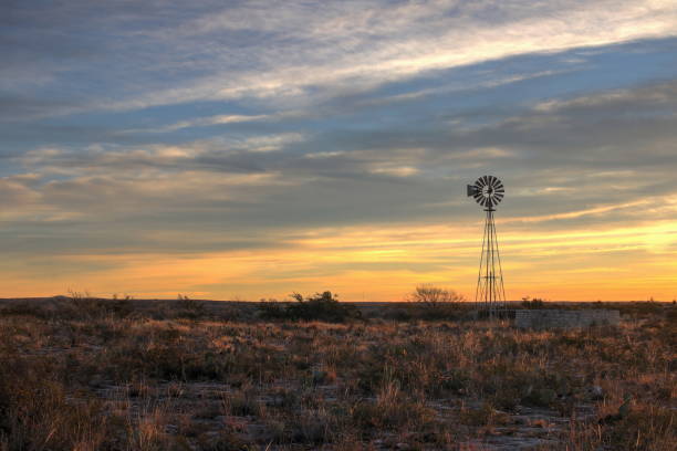 西のテキサスの風車 - scenics landscape windmill sunrise ストックフォトと画像