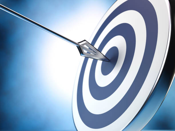 цель и стрелка, 3d иллюстрация - bulls eye dart target arrow sign стоковые фото и изображения