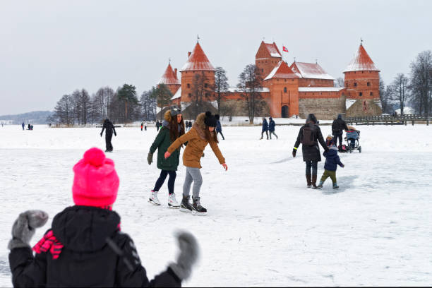 겨울 아이스 링크 눈에서에 덮여 trakai - playground snow winter little girls 뉴스 사진 이미지
