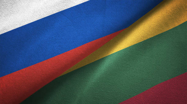 lituânia e rússia duas bandeiras realations juntos têxtil pano tecido textura - bandeira da lituânia - fotografias e filmes do acervo