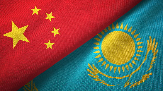 Kazajstán y China dos banderas juntos relaciones textil tela textura de la tela photo