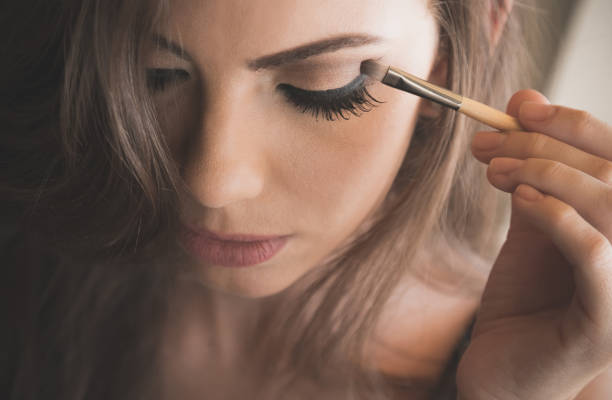 make-up-künstler gilt lidschatten - fashion women stage makeup fashion model stock-fotos und bilder