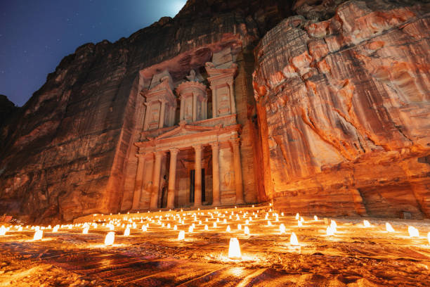 petra de noche, arquitectura de la antigua hacienda en el cañón, petra en jordania. 7 maravillas viajan en jordania - jordania fotografías e imágenes de stock