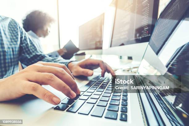 Entwicklung Von Team Development Website Design Und Codierungstechnologien Für Programmierer Die Im Büro Von Softwareunternehmen Arbeiten Stockfoto und mehr Bilder von IT Support